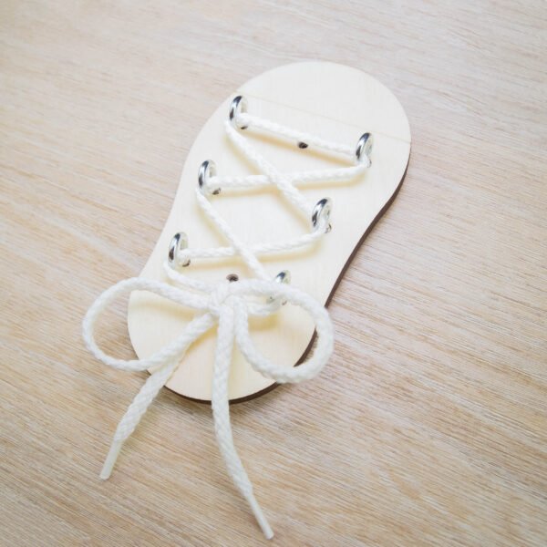 Bucik ze sznurowadłami do tablicy manipulacyjnej