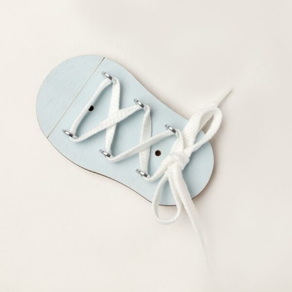 Bucik niebieski ze sznurowadłami do tablicy manipulacyjnej