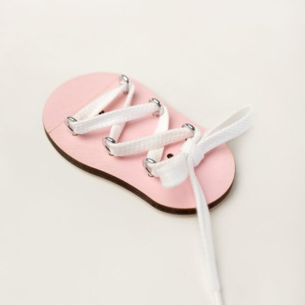 Bucik różowy ze sznurowadłami do tablicy manipulacyjnej