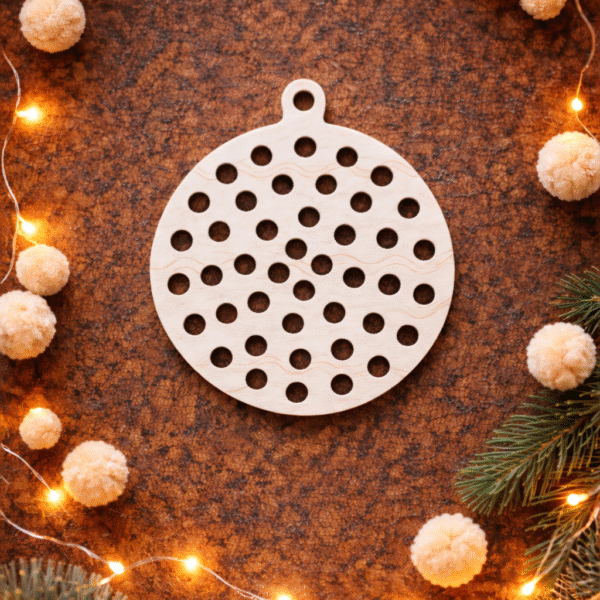 Drewniana układanka Montessori z pomponami Bombka na choinkę