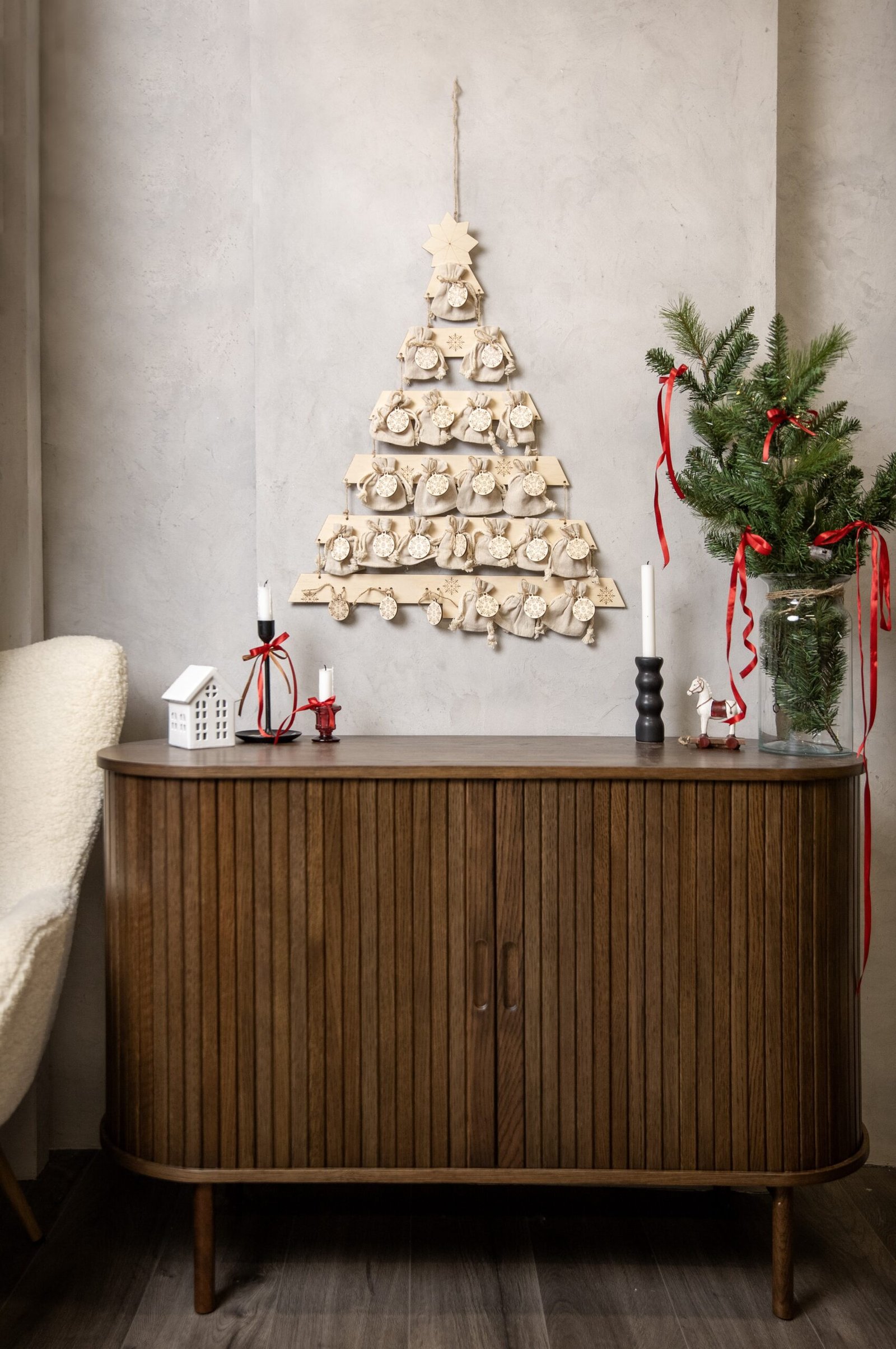 Drewniany Kalendarz Adwentowy w kształcie choinki z lnianymi woreczkami - obrazek 2