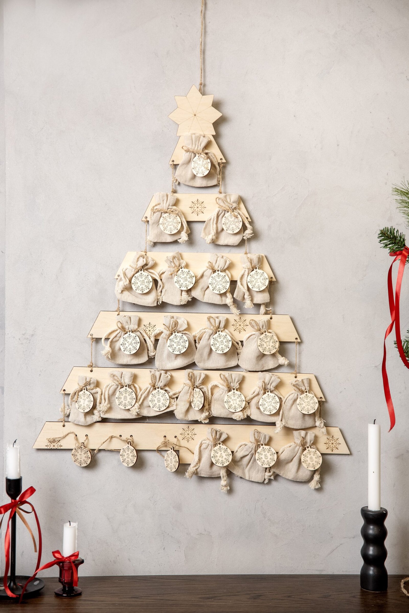 Drewniany Kalendarz Adwentowy w kształcie choinki z lnianymi woreczkami - obrazek 3