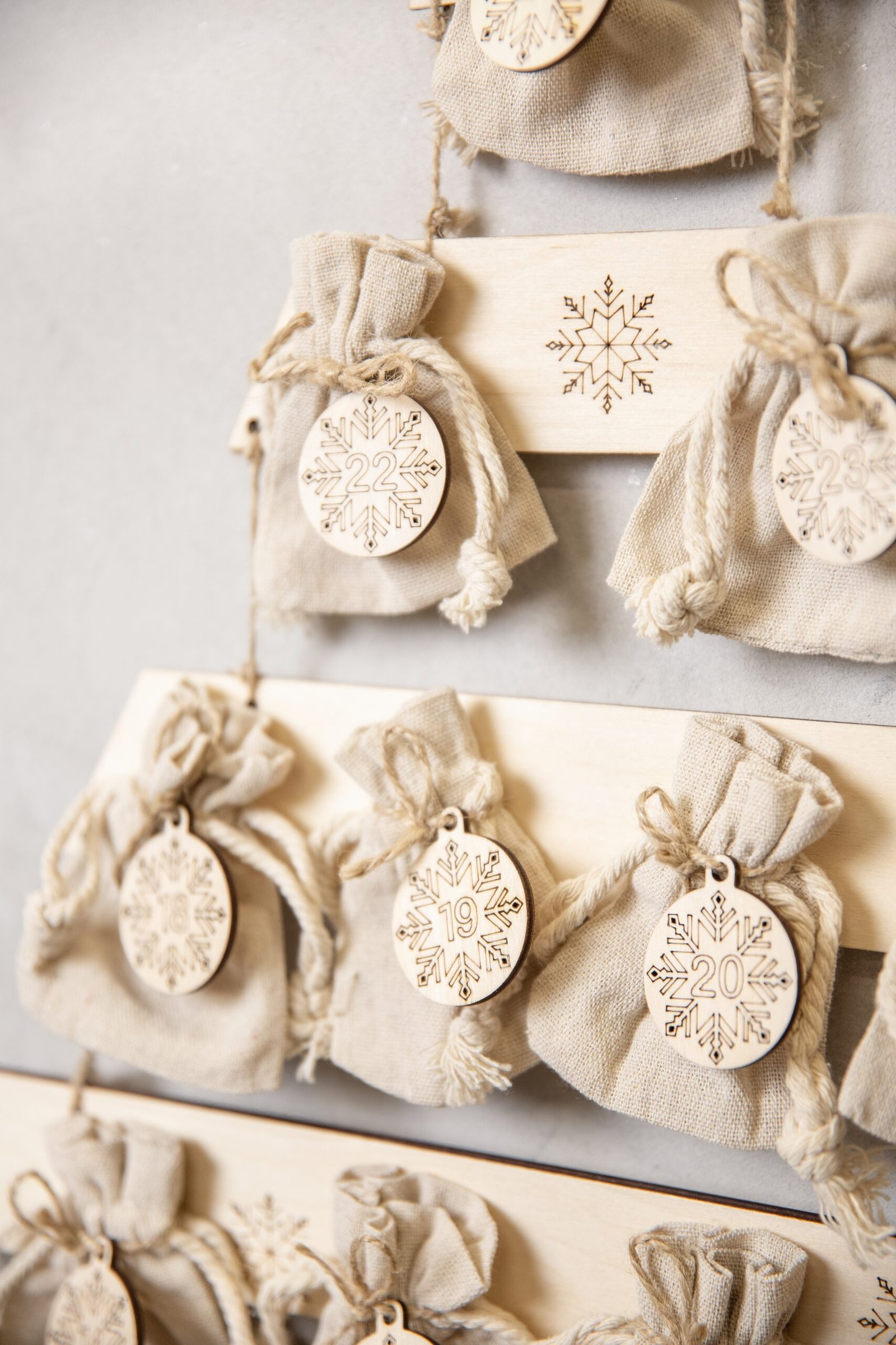 Drewniany Kalendarz Adwentowy w kształcie choinki z lnianymi woreczkami - obrazek 4