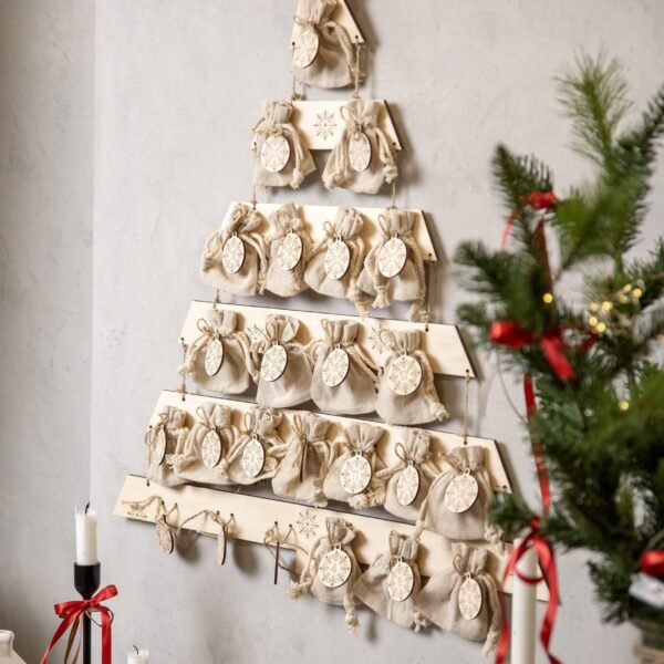 Drewniany Kalendarz Adwentowy w kształcie choinki z lnianymi woreczkami