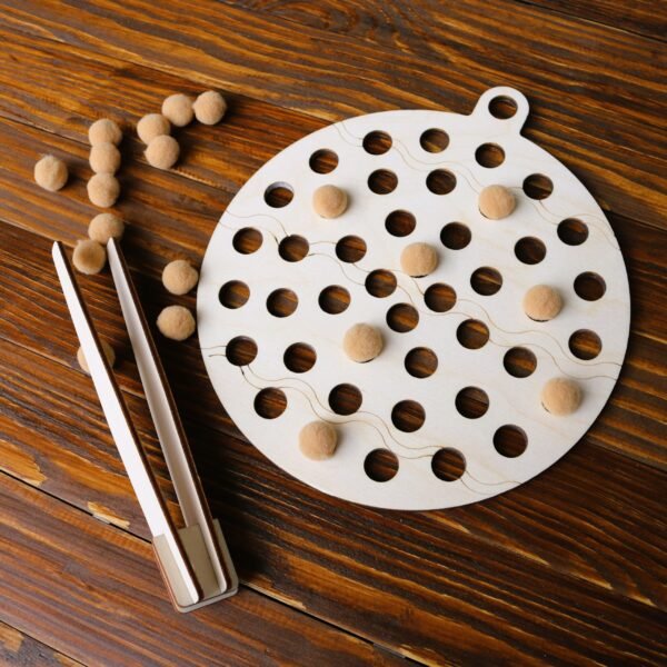 Drewniana układanka Montessori z pomponami Bombka na choinkę