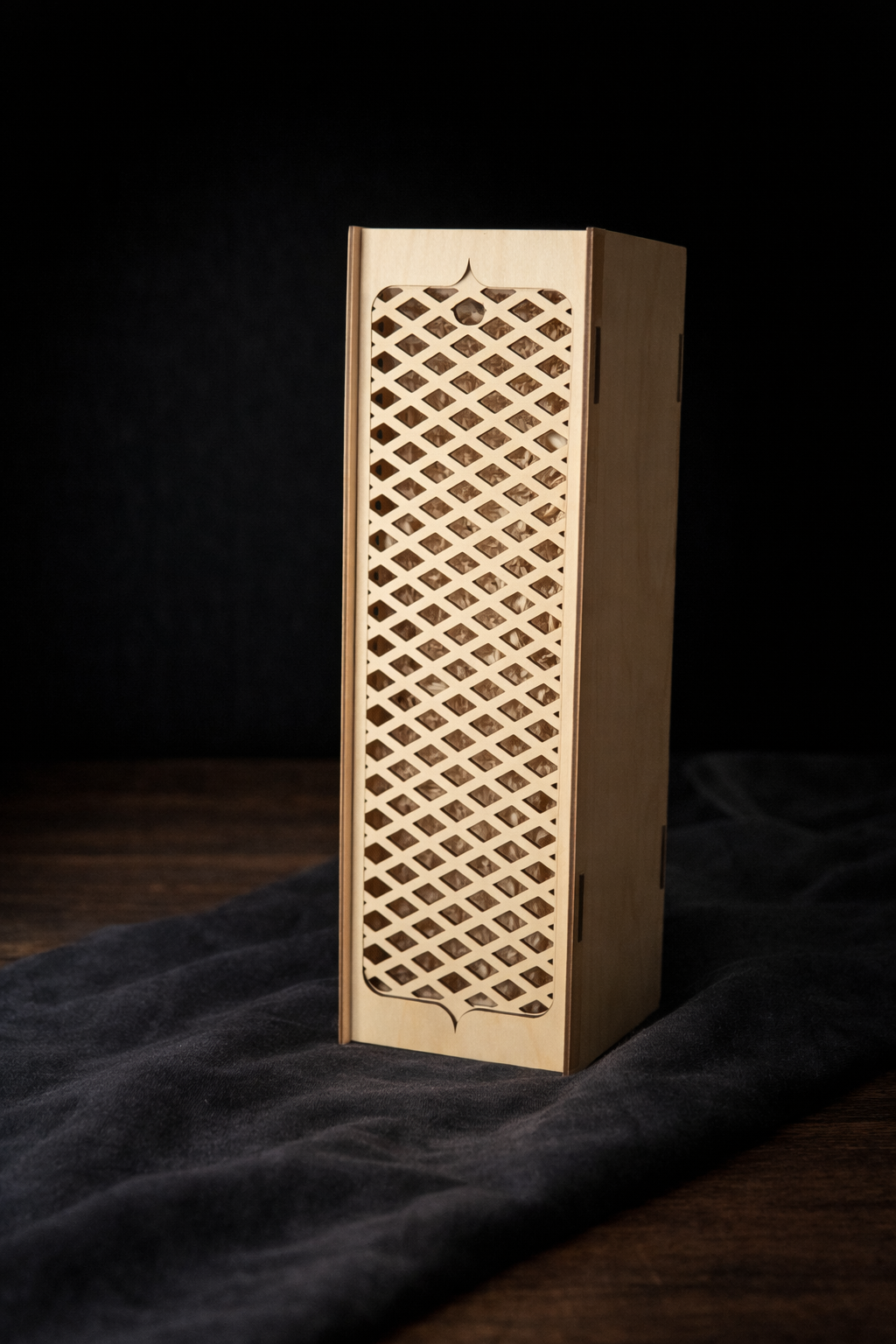 Wyjątkowy upominek – eleganckie drewniane pudełko na butelkę (Model 3)