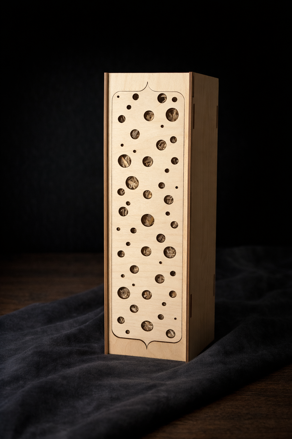 Wyjątkowy upominek – eleganckie drewniane pudełko na butelkę (Model 6)